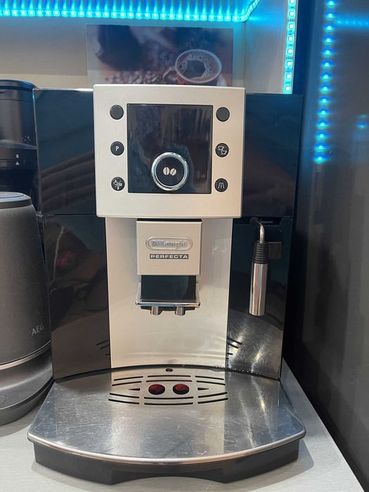 Кафе машина DELONGHI PERFECTA Esam 5400.