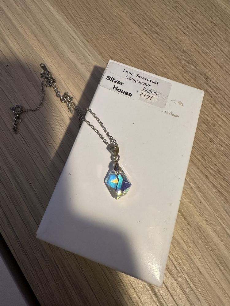 Обици и колиета с кристали Swarovski