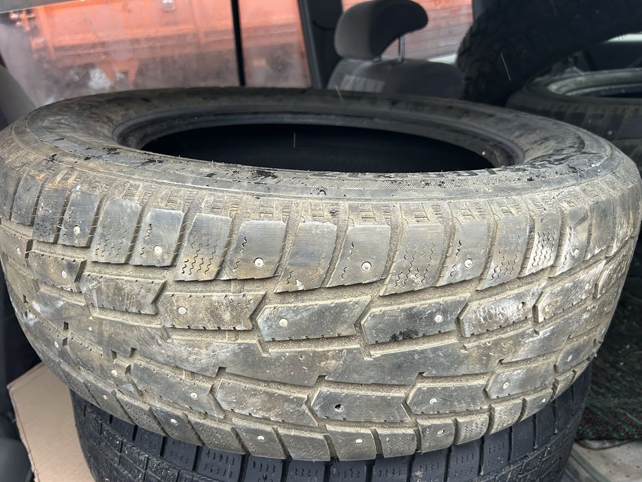 Шины бу.  2 шт. Недорого. Шипованные.
