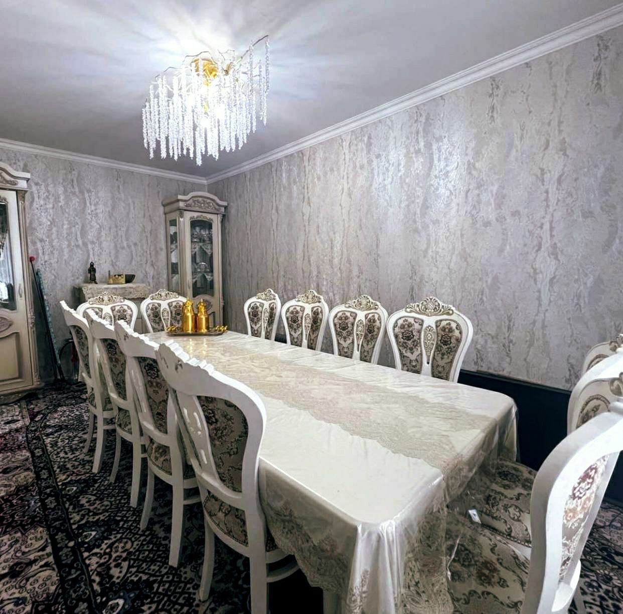 Стол 12 стульев новый,из чистого дерева.продаю в связи переездом.