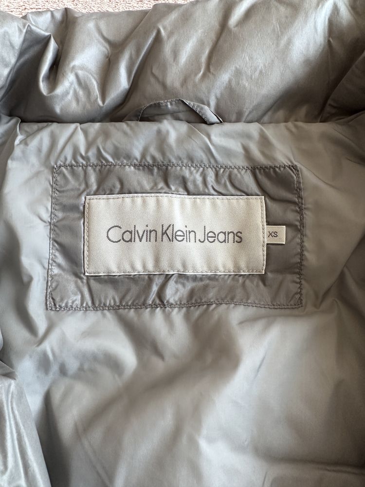 Продавам късо яке Calvin Klein