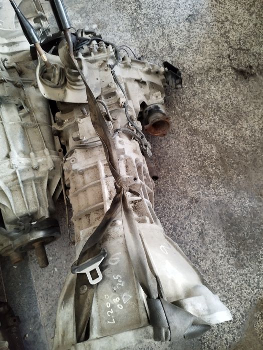 Продавам скоростна и раздатъчна кутия за Мицубиши Л200 2.5D