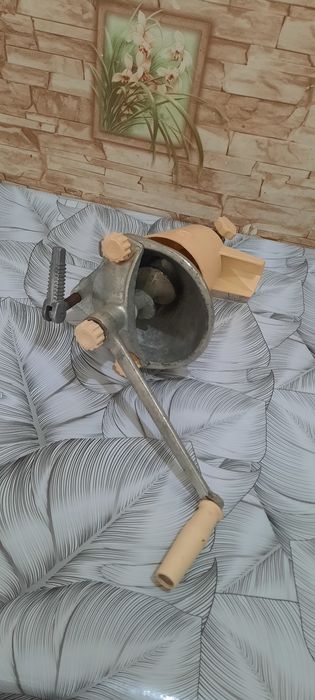 Продаётся ручная соковыжималка.