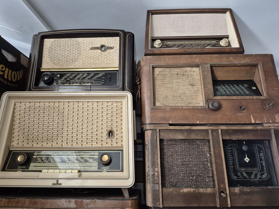 Vând 22 Radio lampi carcasa lemn&ebonita ani 1940-1980