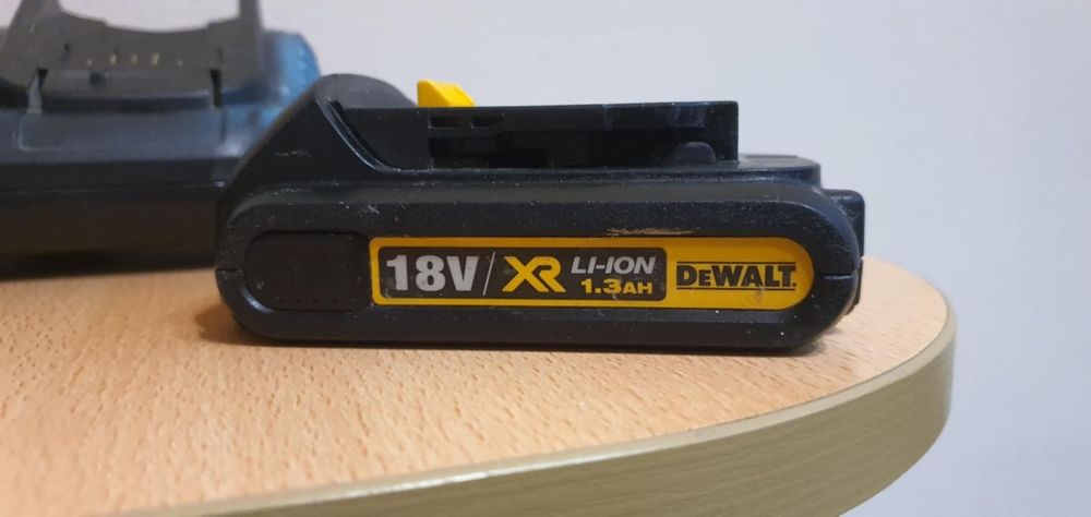 Vând încărcător și baterii DeWalt