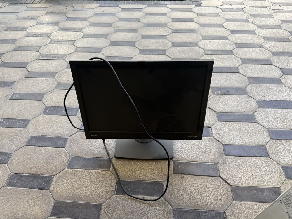 Monitor Benq  sotiladi ishlab turbdi shunuriyam bor aybi yo’q 200.000