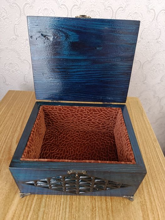 Продам деревянную шкатулку