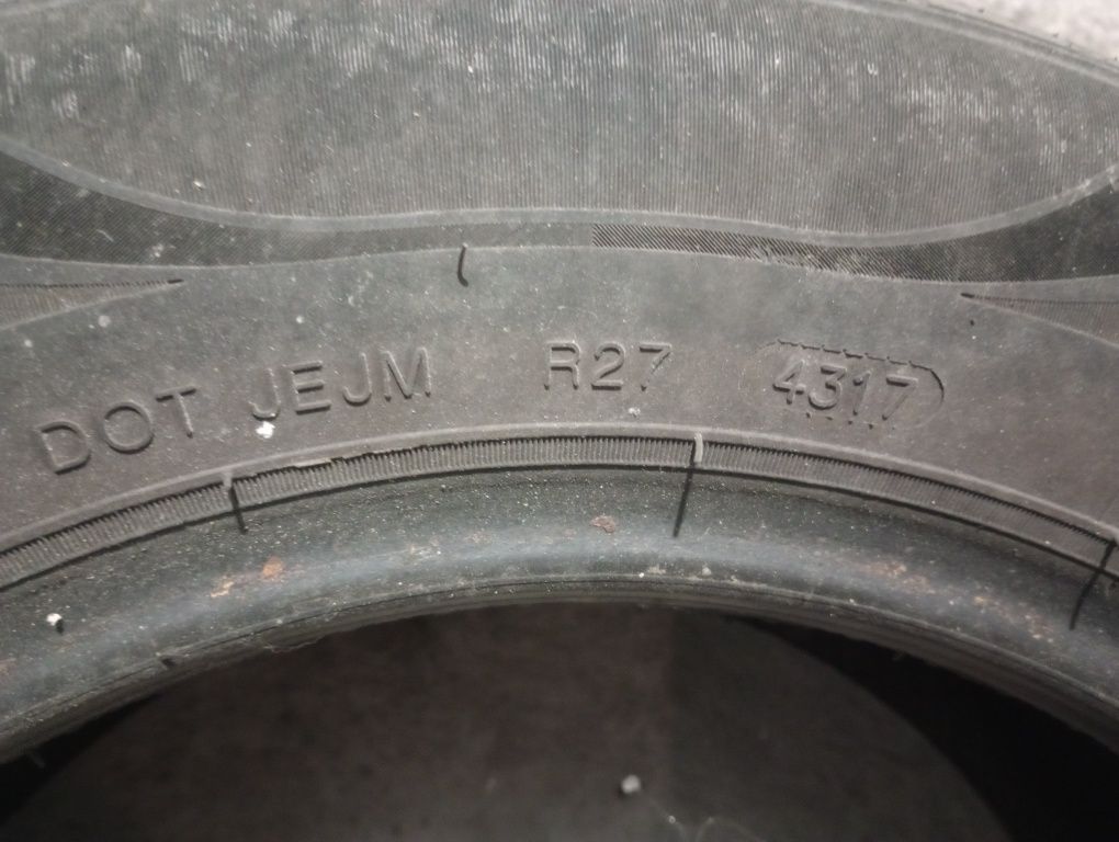 Vând 2 cauciucuri varâ 205/60/15