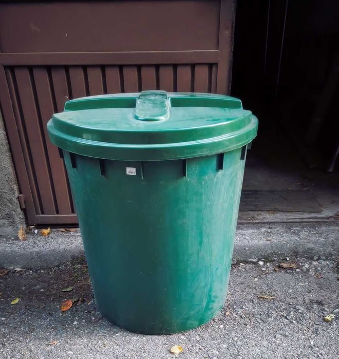 Butoi / cada plastic cu capac, 250 litri