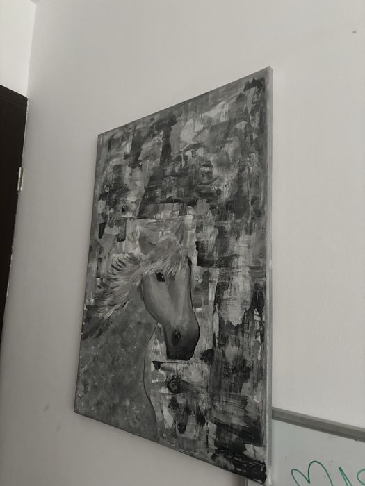 Tablou pictat de mana cal alb-negru gri