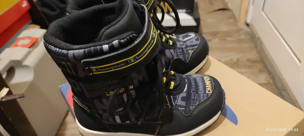 Ботуши номер 26 плюс подарък чифт ботуши