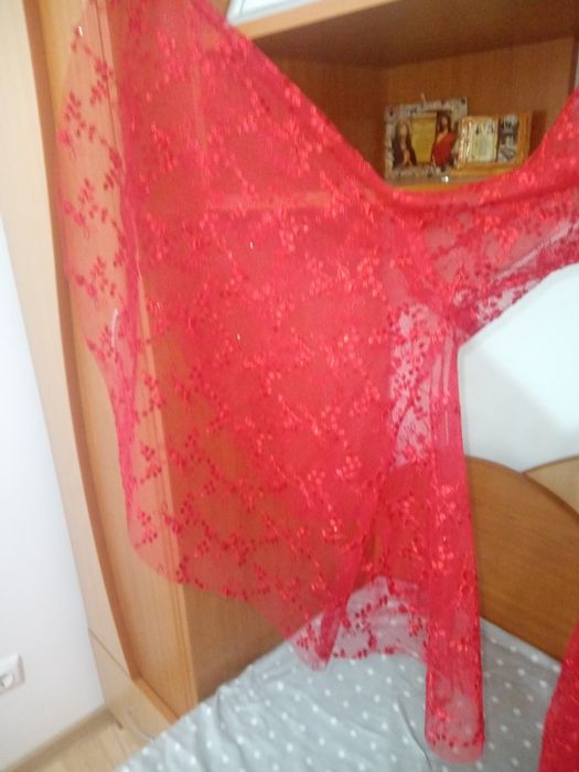 Vând rochie elegantă din dantela