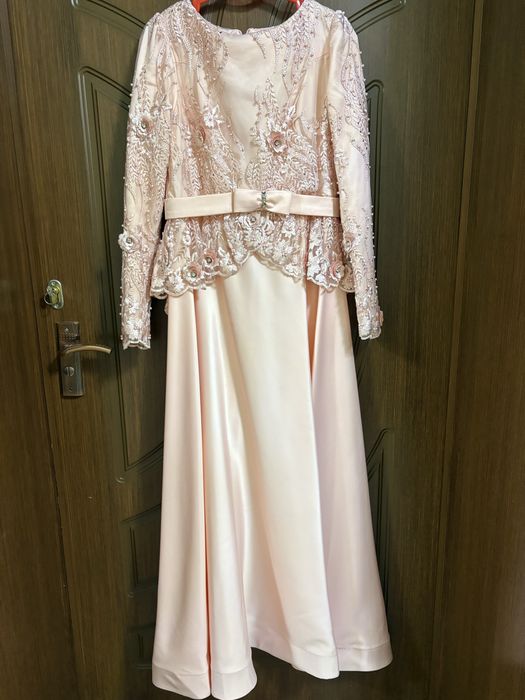 Платья б/у, недорого.