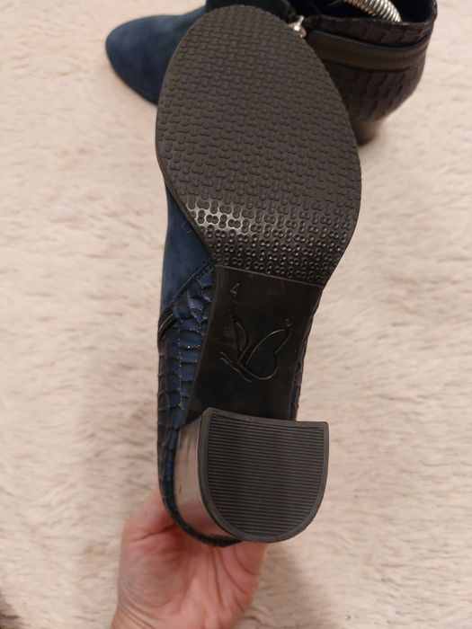 Ghete/botine Caprice marime 37. Noi.