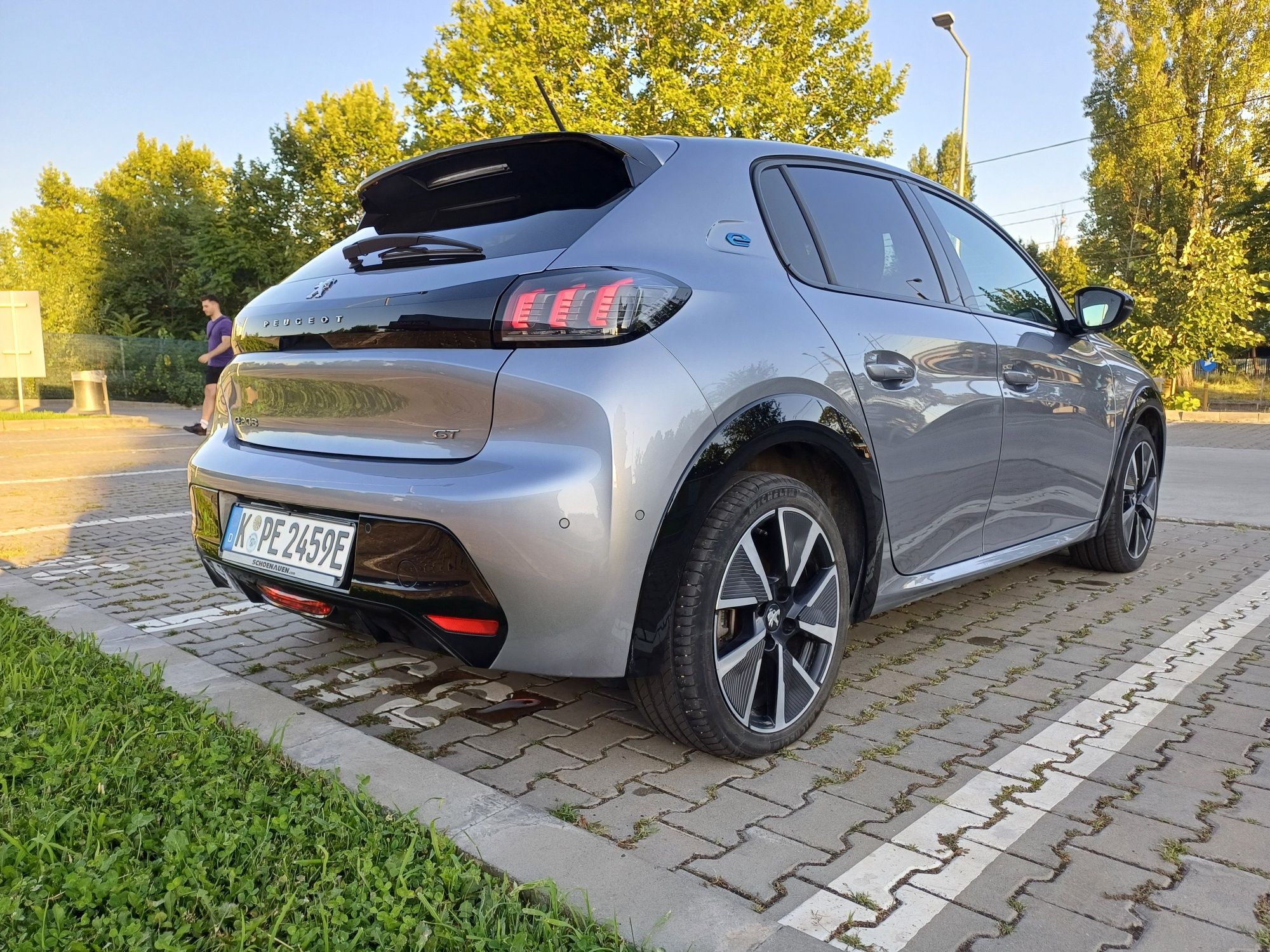 Peugeout e-208 GT