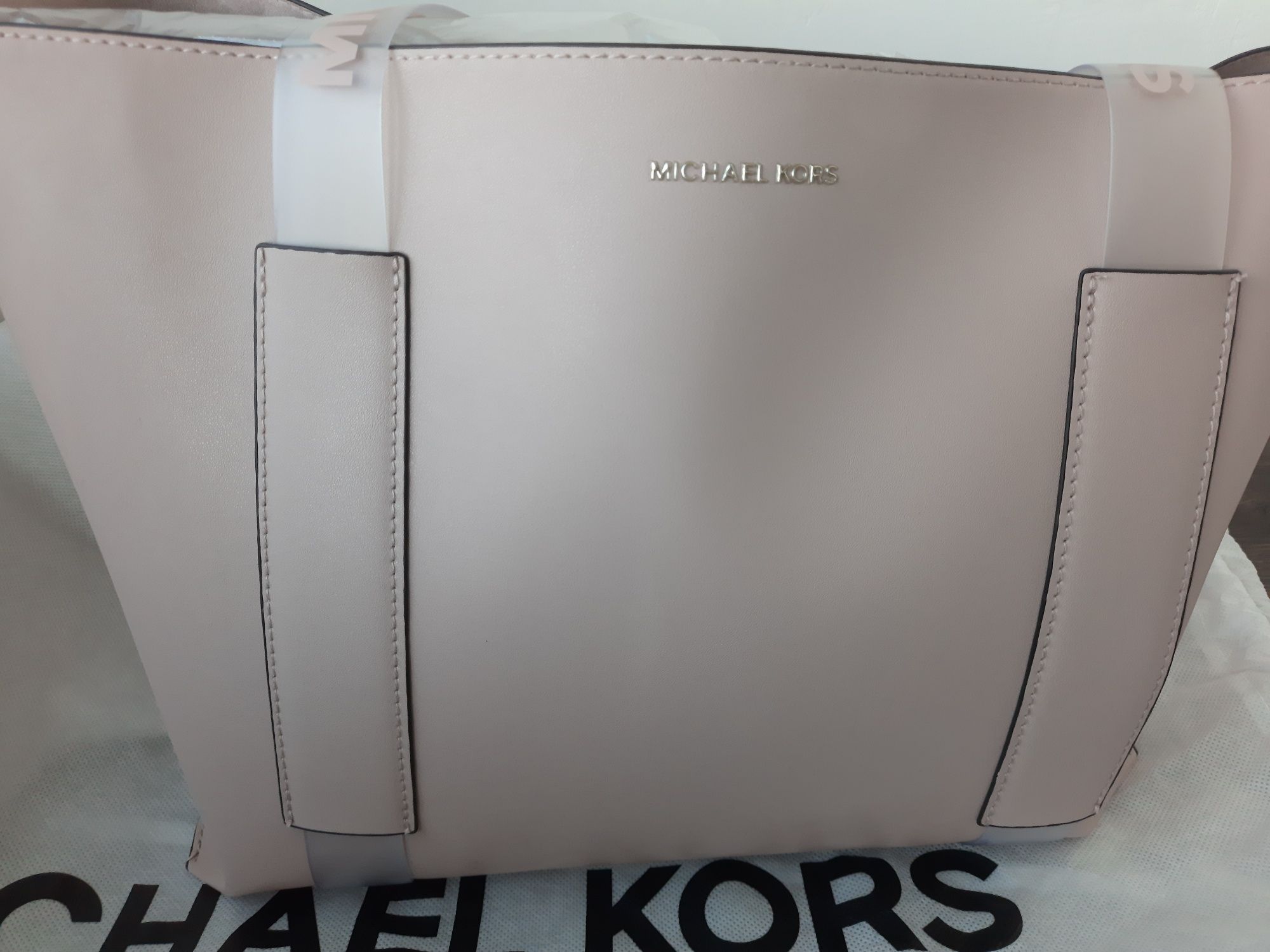 Продавам оригинална чанта MICHAEL KORS Wonderlust