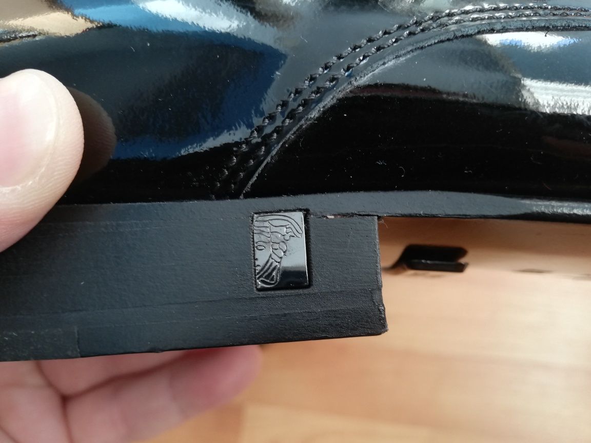 Pantofi Versace, originali, NOI, din piele lăcuită, marimea 43.