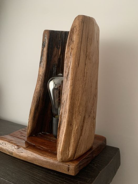 Lampa devorativa handemade din trunchi de lemn in stil rustic
