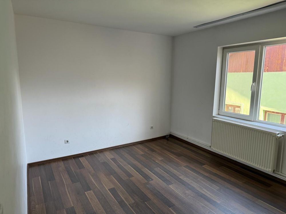 Inchiriez Apartament 3 camere, 250 mp, pentru birouri, cabinete, etc.