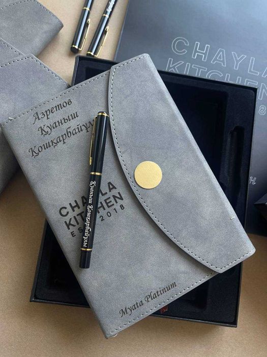 Подарки на Новый год — именной блокнот и ручка в наборе