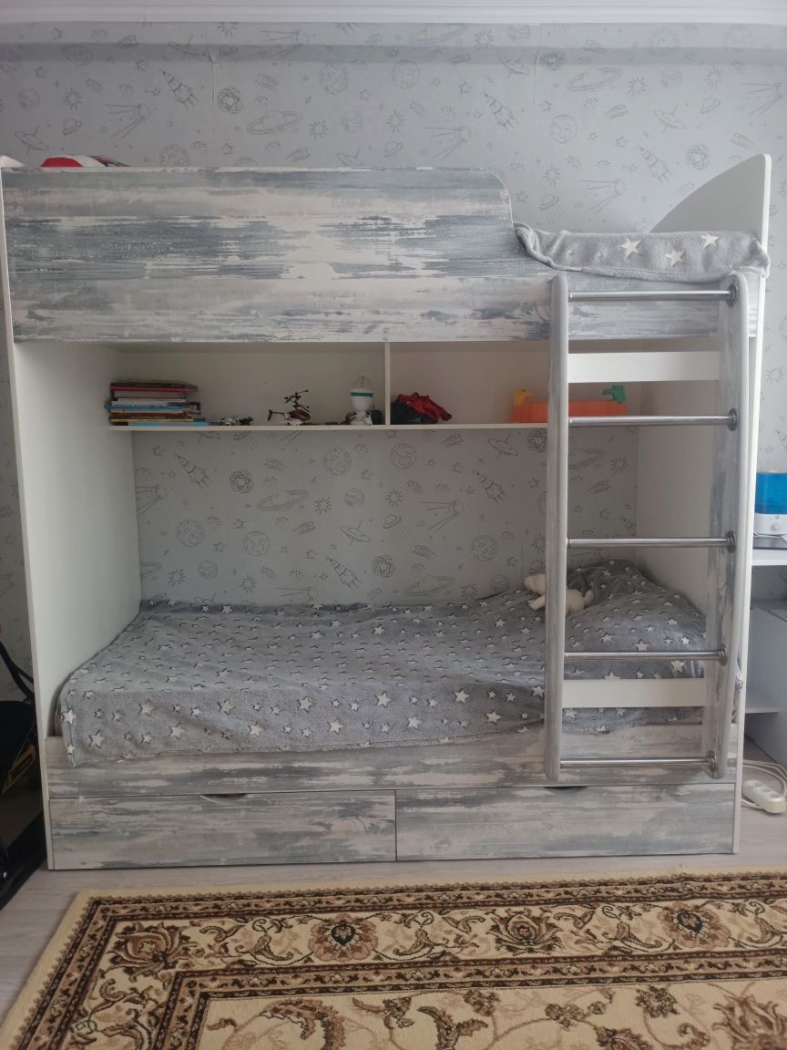 Продам детскую двухъярусную кровать