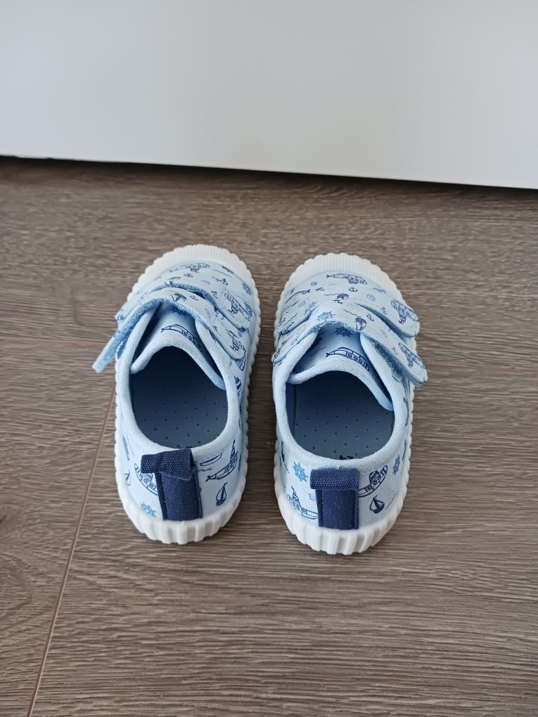 Papuci/ tenesi baiat 24 noi
