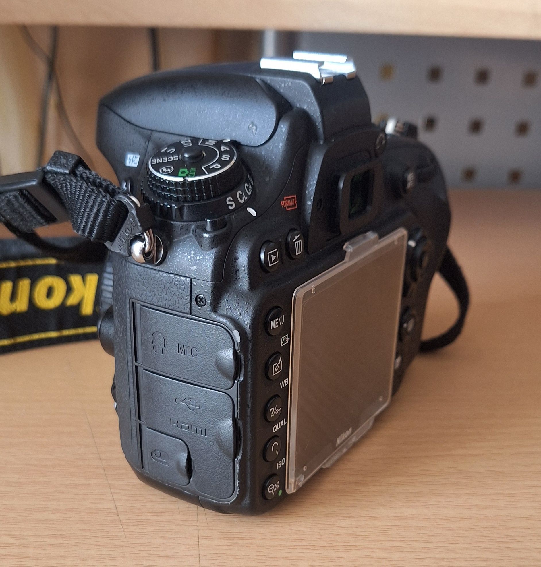 Nikon D610 – Body + baterie + încărcător – defect autofocus – 1600 lei