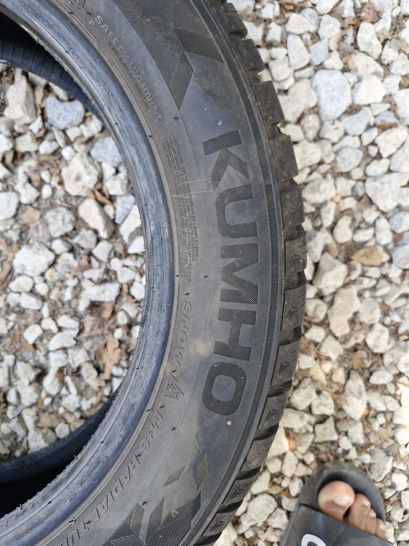16ки гуми зимни Kumho 205/55/16 почти нови 9мм грайфер 2024 дот