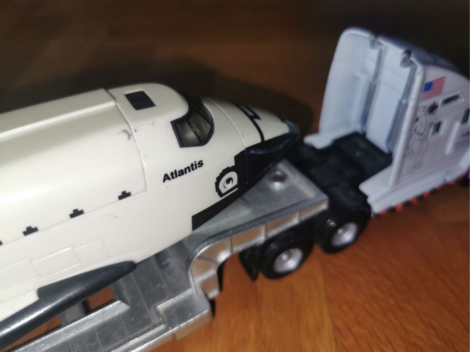 Американски транспортен камион Maisto бял космическа совалка Атлантис