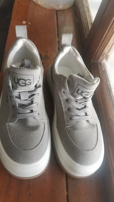 Модные кроссовки UGG