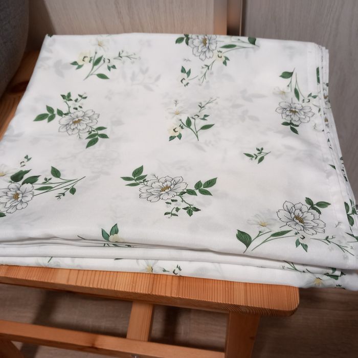 Doua draperii albe cu floricele. Atractiva cu imprimeu de vară.