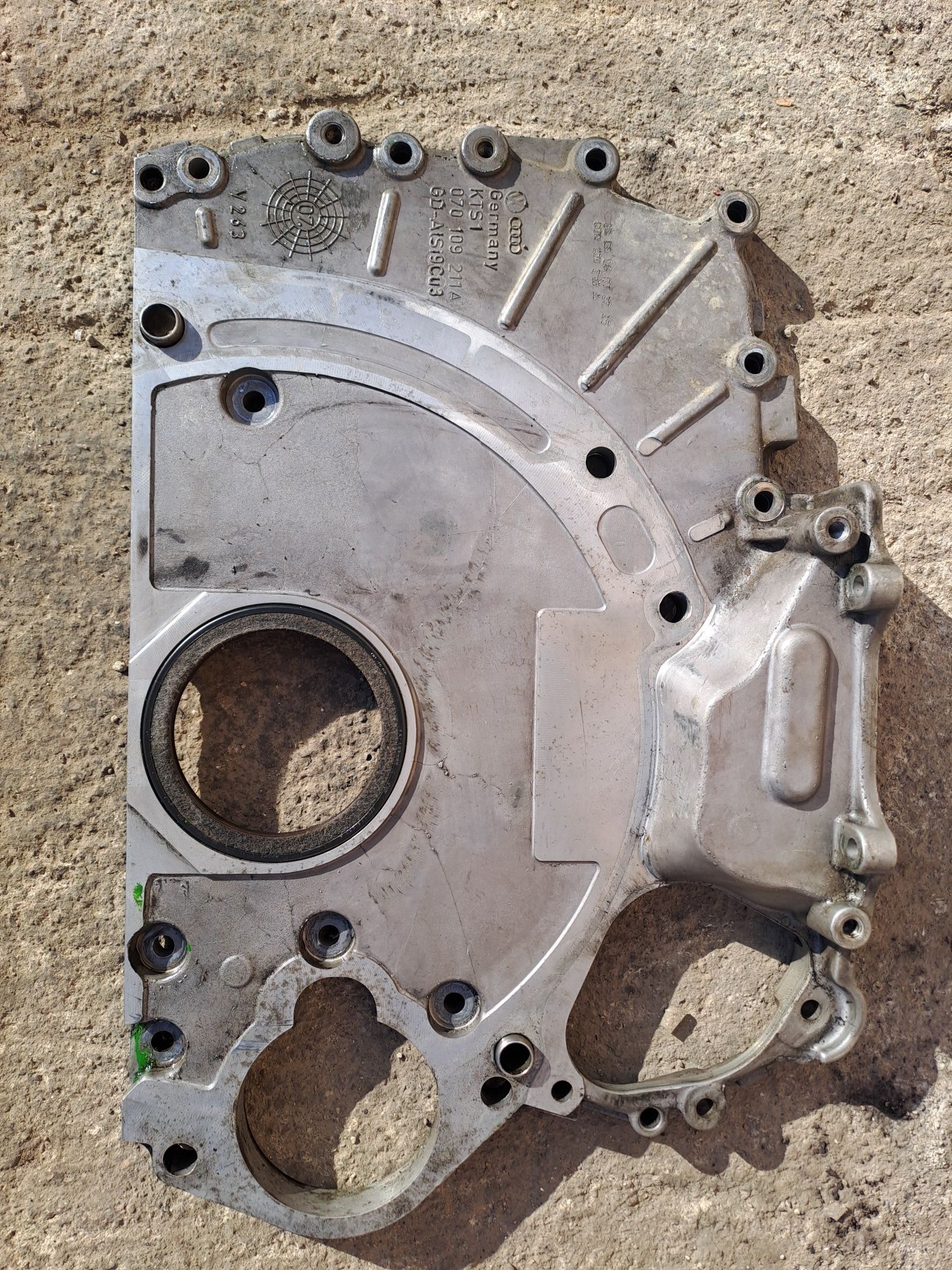 Capac distribuție motor 2.5 tdi vw touareg/t5 cod piesa 070 109 211 A