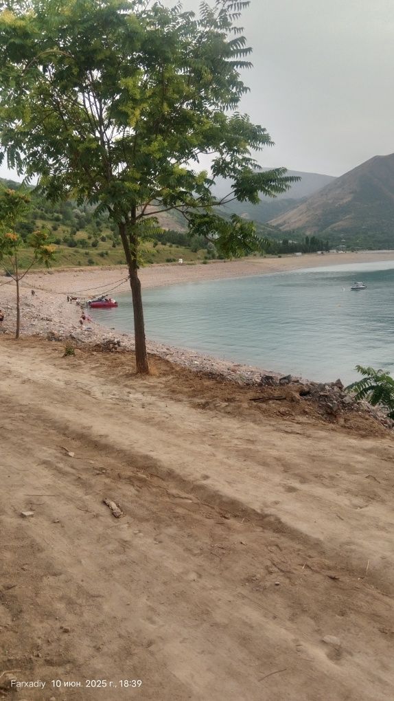 Piramida yonida Dam olish uchun pilaj tapchan bor