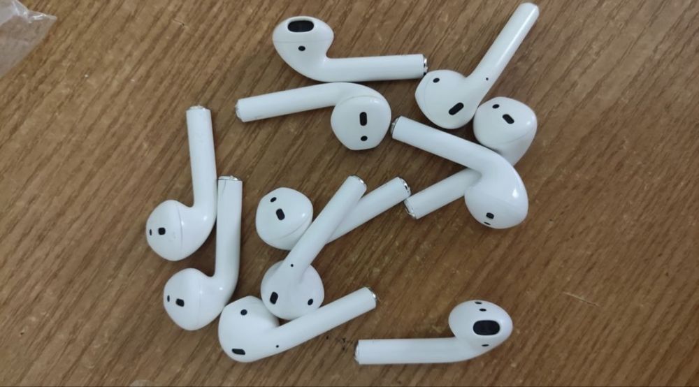 Продам наушники правый ухо и левый ухо от airpods 2