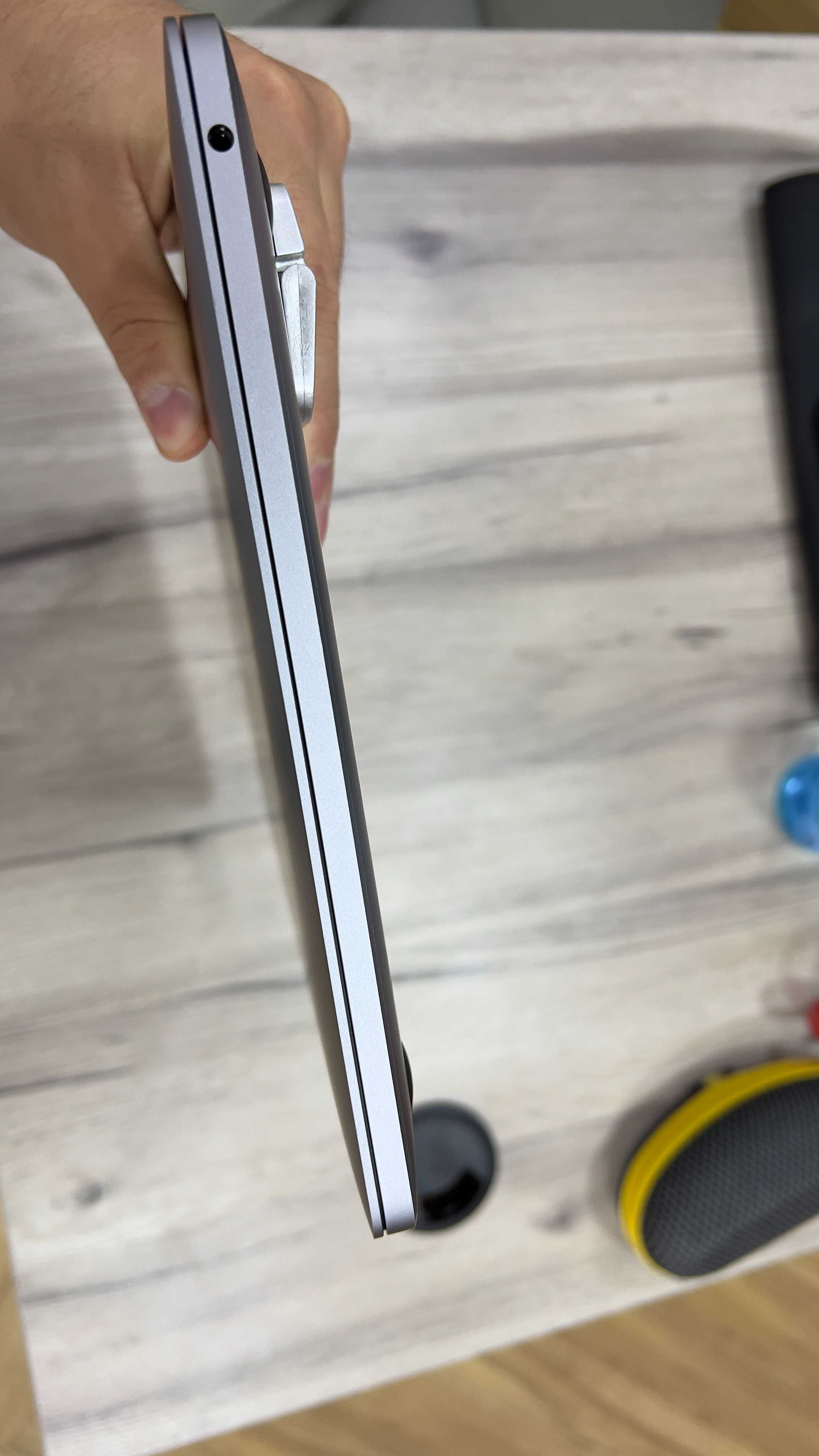 Macbook pro M2 2022 8/256 600$