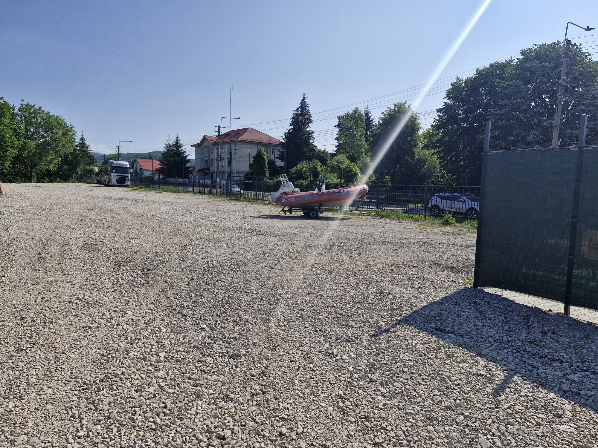 Teren de închiriat 1200m2 Pucioasa. Pret 600€ luna.--Deschidere mare .