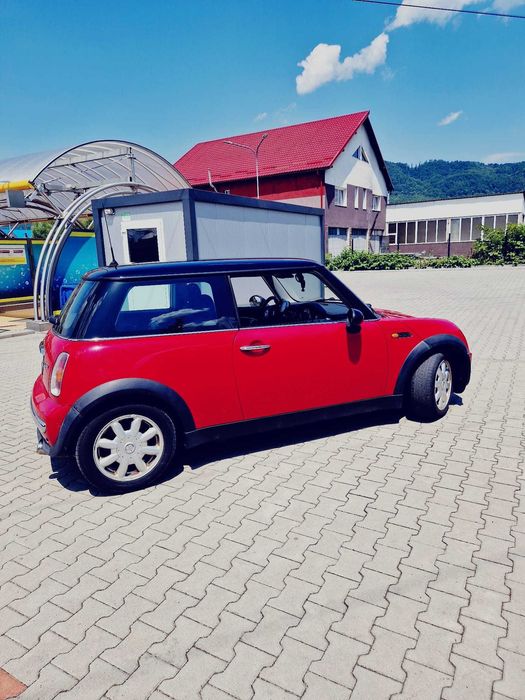 Mini Cooper 1.6 benzina, stare bună, roșu cu negru