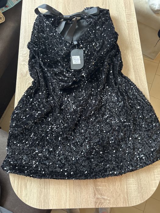 Италианска рокля с черни пайети навсякъде по нея