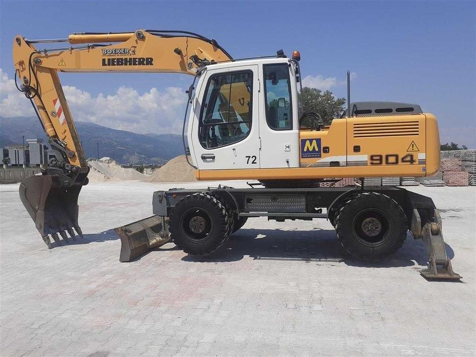 Dezmembram excavator pe roti Liebherr A904