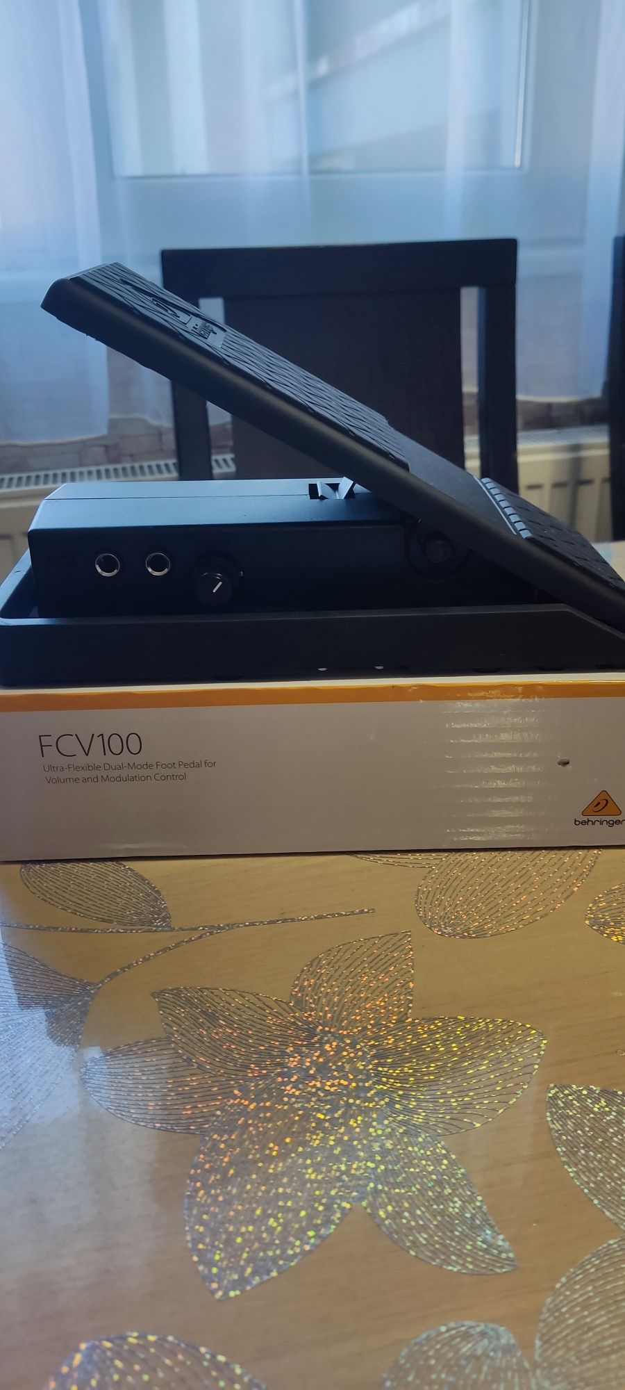 behringer Педал за контрол на звука и модулация FCV100 
TBD
