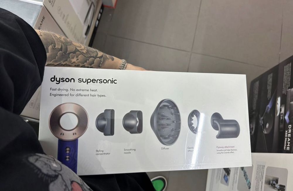 Продам Новый Фен-Стайлер Dyson со сменными насадками