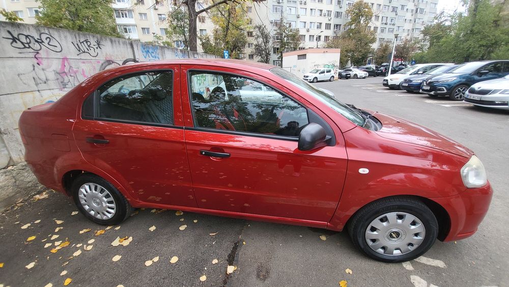 Chevrolet aveo rosu