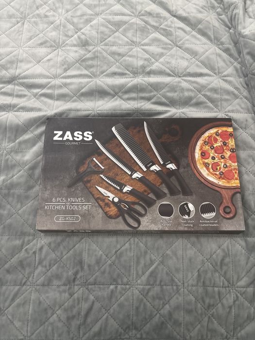 Nou Set cutite Zass