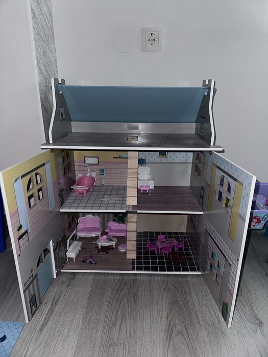 Дървена къща за кукли