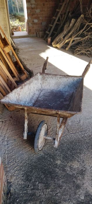 Ръчна Българска строителна количка.