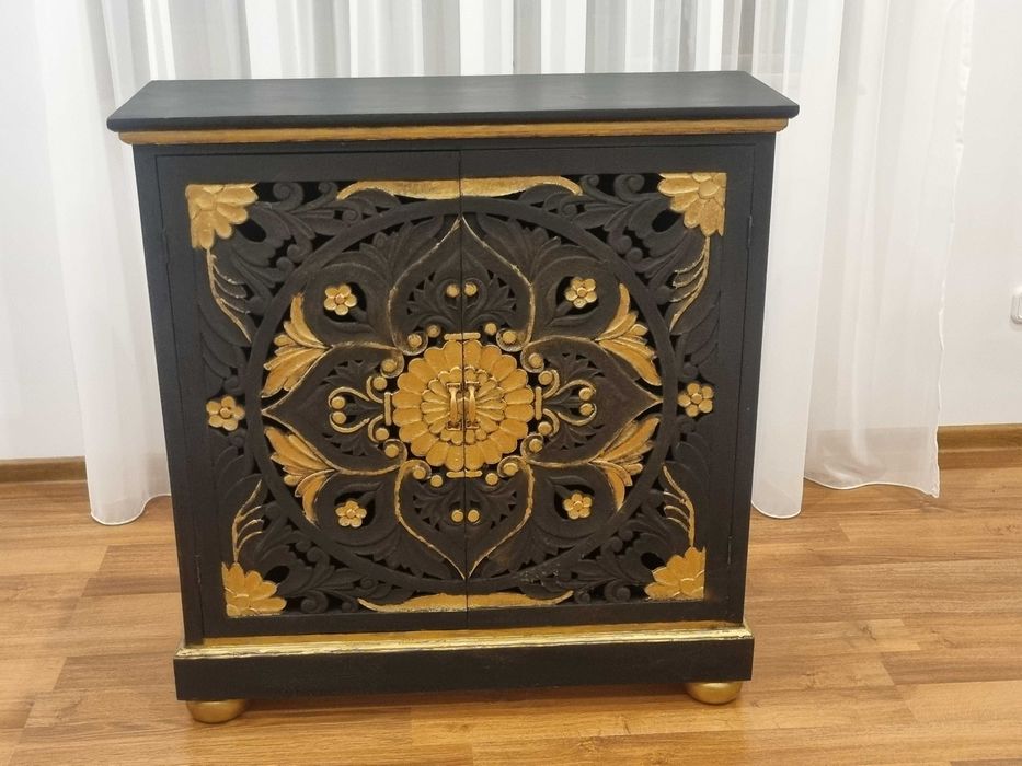 Comoda lemn vintage negru-auriu, pictata manual, model deosebit