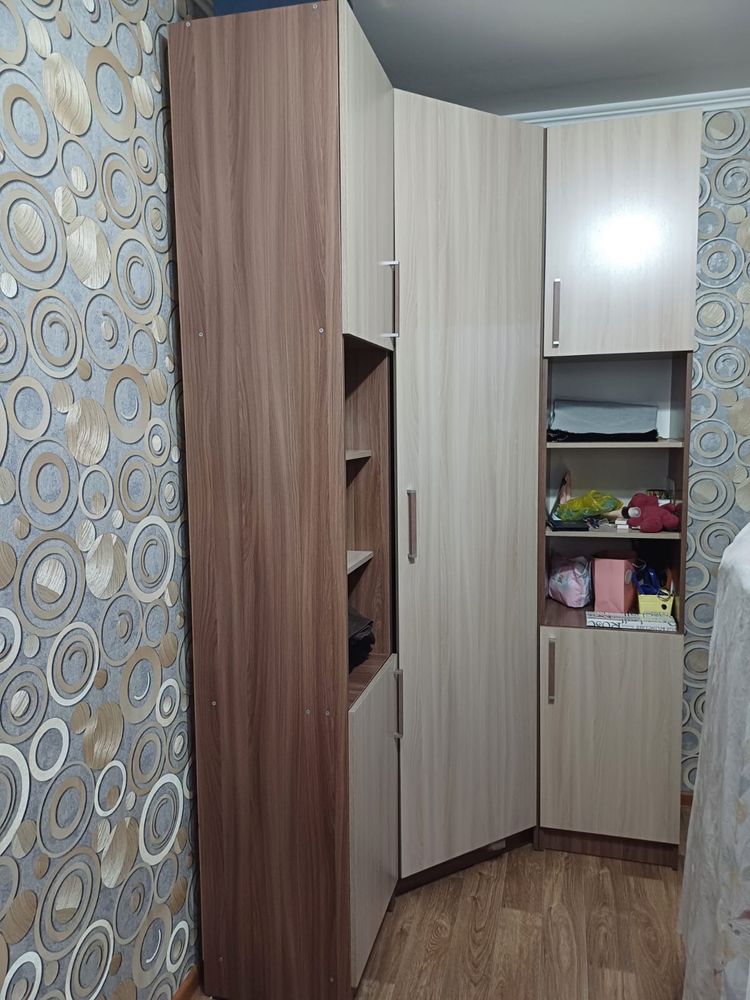 Двухярусная кровать , письменный стол, шкаф для одежды