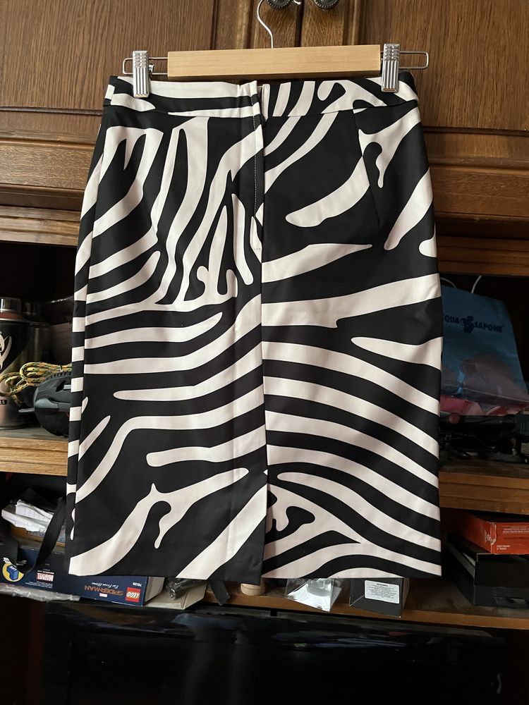 Fusta midi eleganta