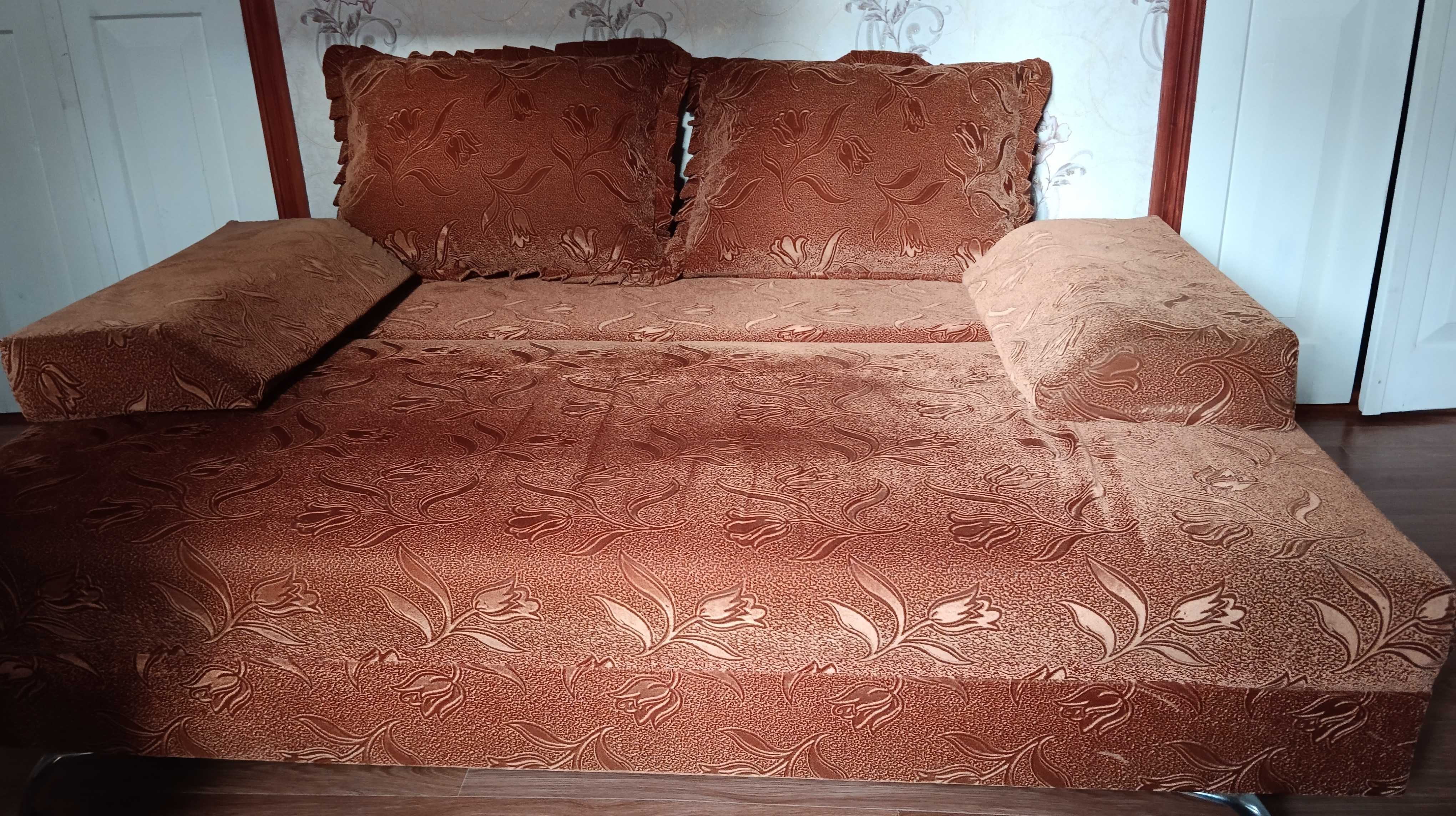 Продам диван, тахта. Б/У. В отличном состоянии.