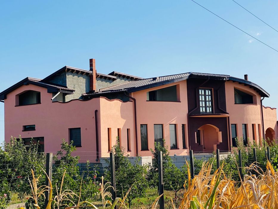 Casa de vanzare cu teren 8000mp